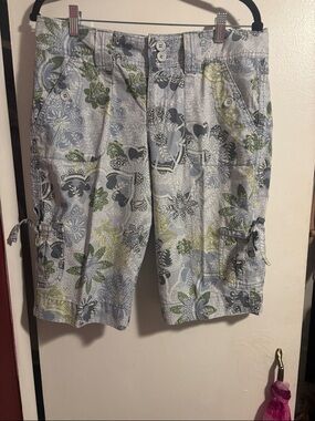 Gloria Vanderbilt Women’s Floral Cargo Shorts in Light Gray with Green Accents